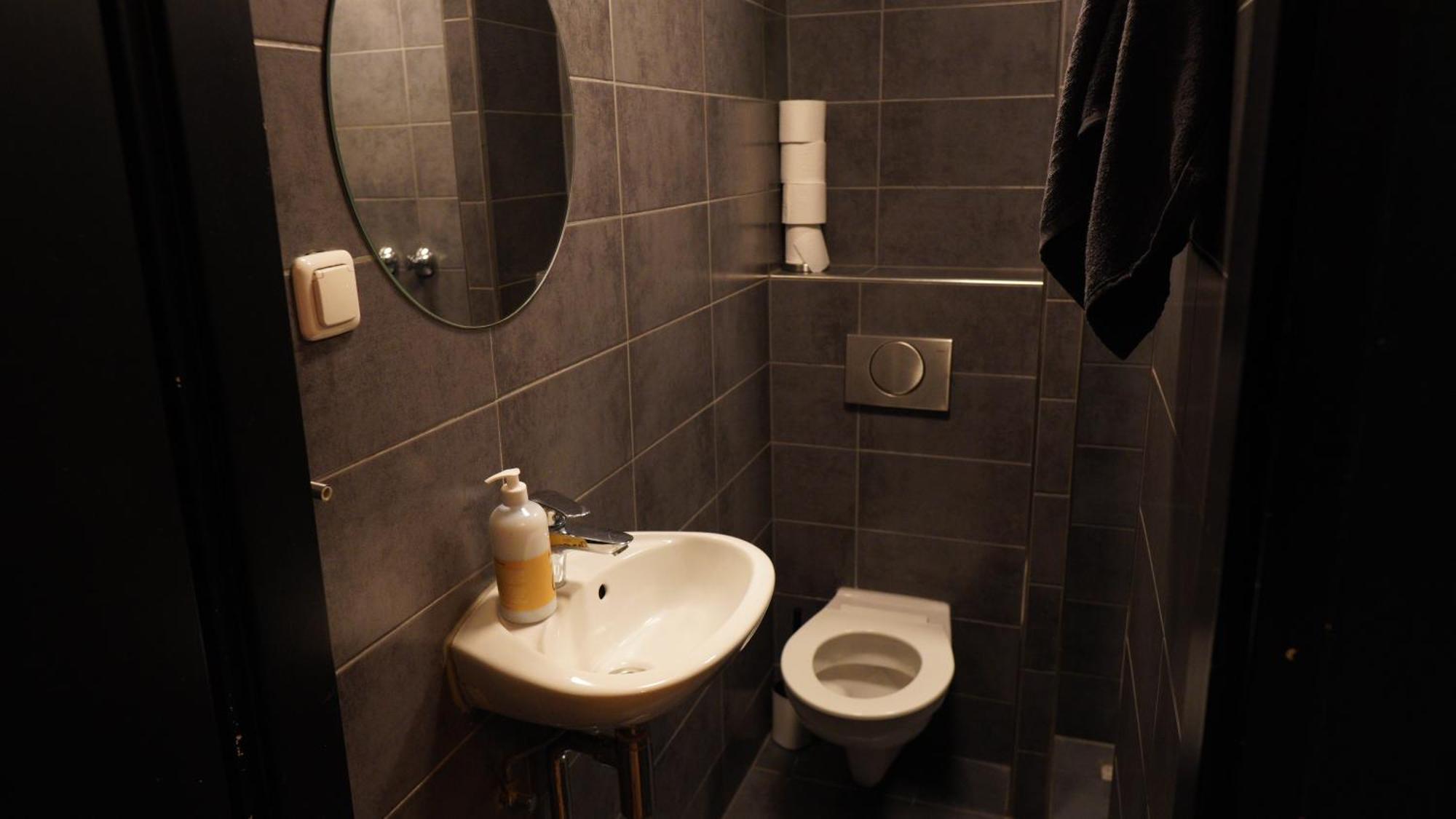 Onefam Amstel Hostal